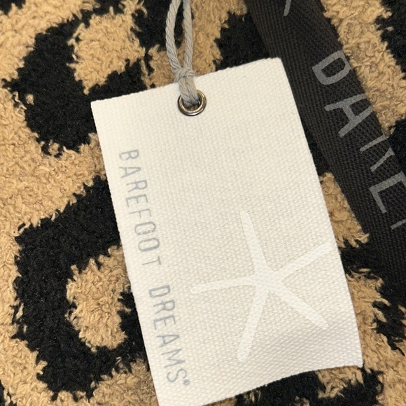 BAREFOOT DREAMS THROW BLANKET 54X72 NWT - Picture 5 of 5